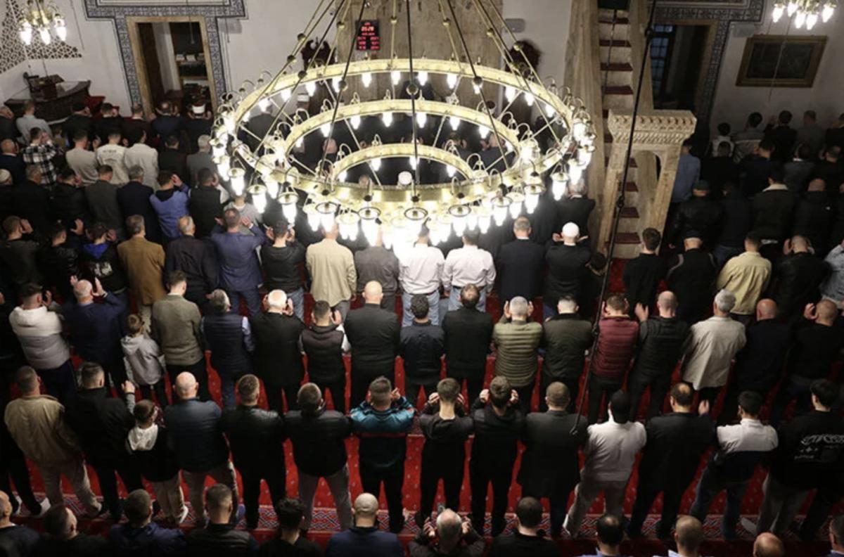 İslam alemi bayram namazı için camileri doldurdu