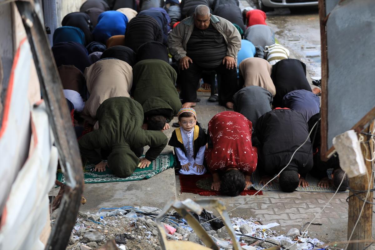 Gazze'de bayram sabahı: Yıkılmış camilerde namaz kıldılar