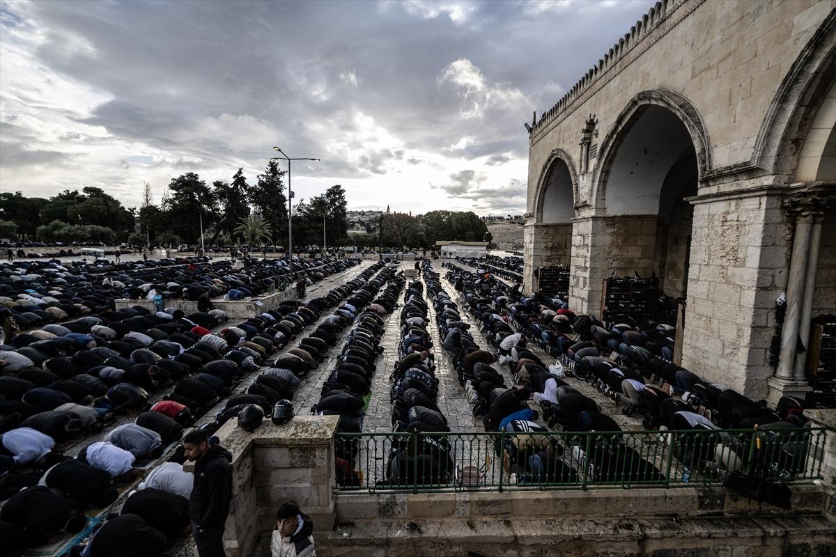 Mescid-i Aksa'da bayram namazı 60 bin Müslümanla kılındı