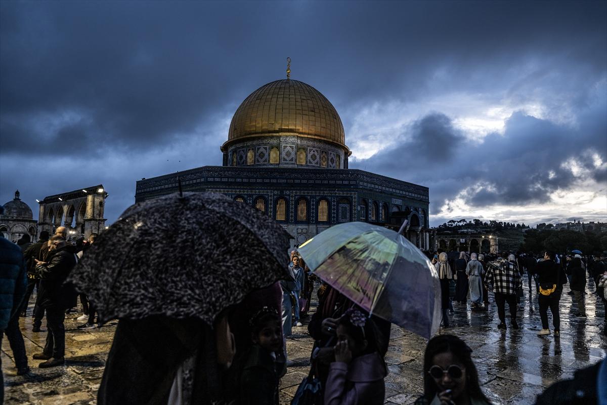 Mescid-i Aksa'da bayram namazı 60 bin Müslümanla kılındı