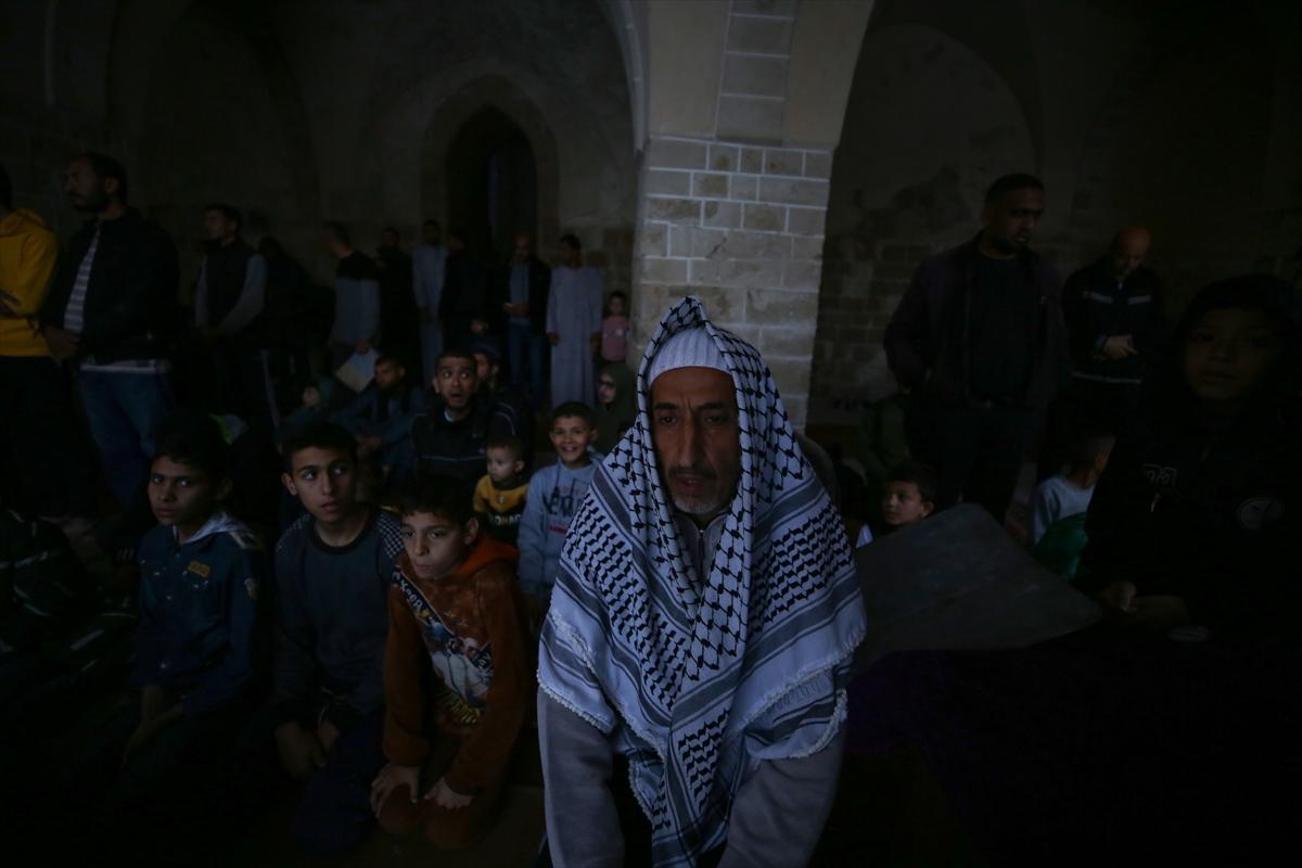 Gazze'de bayram sabahı: Yıkılmış camilerde namaz kıldılar
