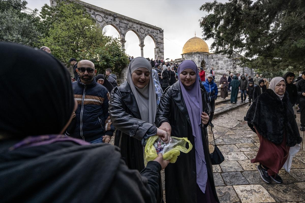 Mescid-i Aksa'da bayram namazı 60 bin Müslümanla kılındı