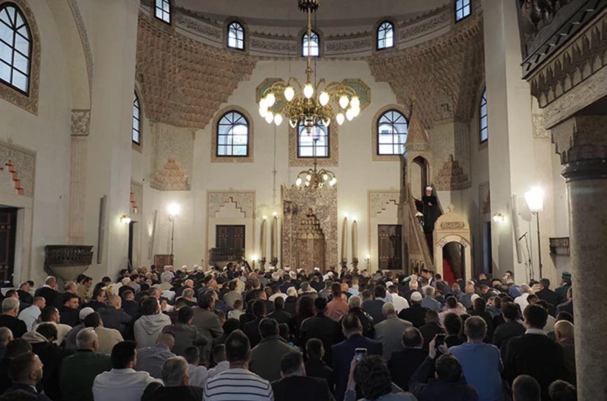 İslam alemi bayram namazı için camileri doldurdu