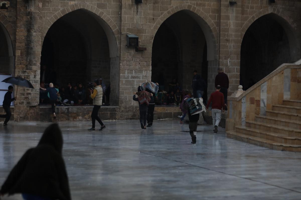 Gazze'de bayram sabahı: Yıkılmış camilerde namaz kıldılar