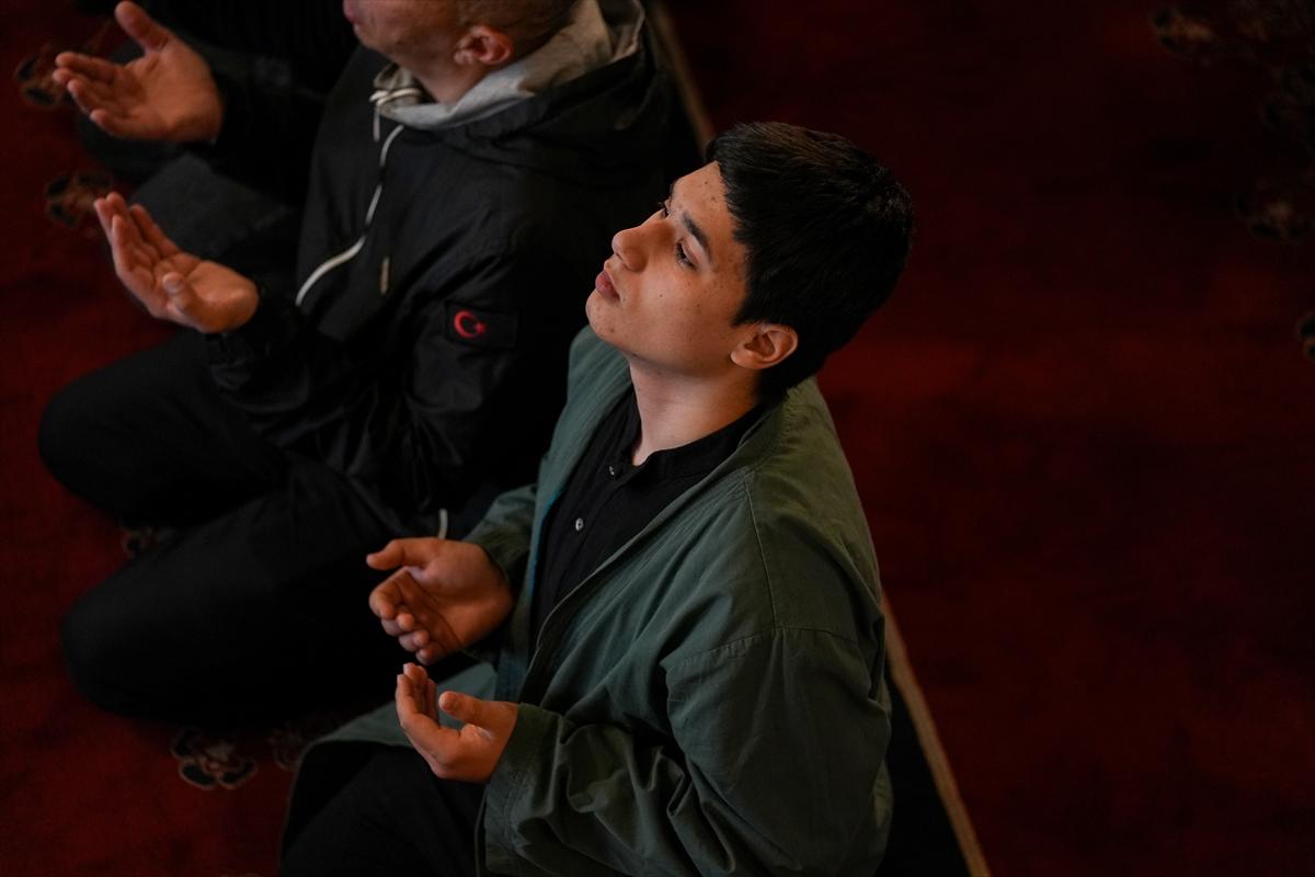 Yurtta bayram namazı kareleri