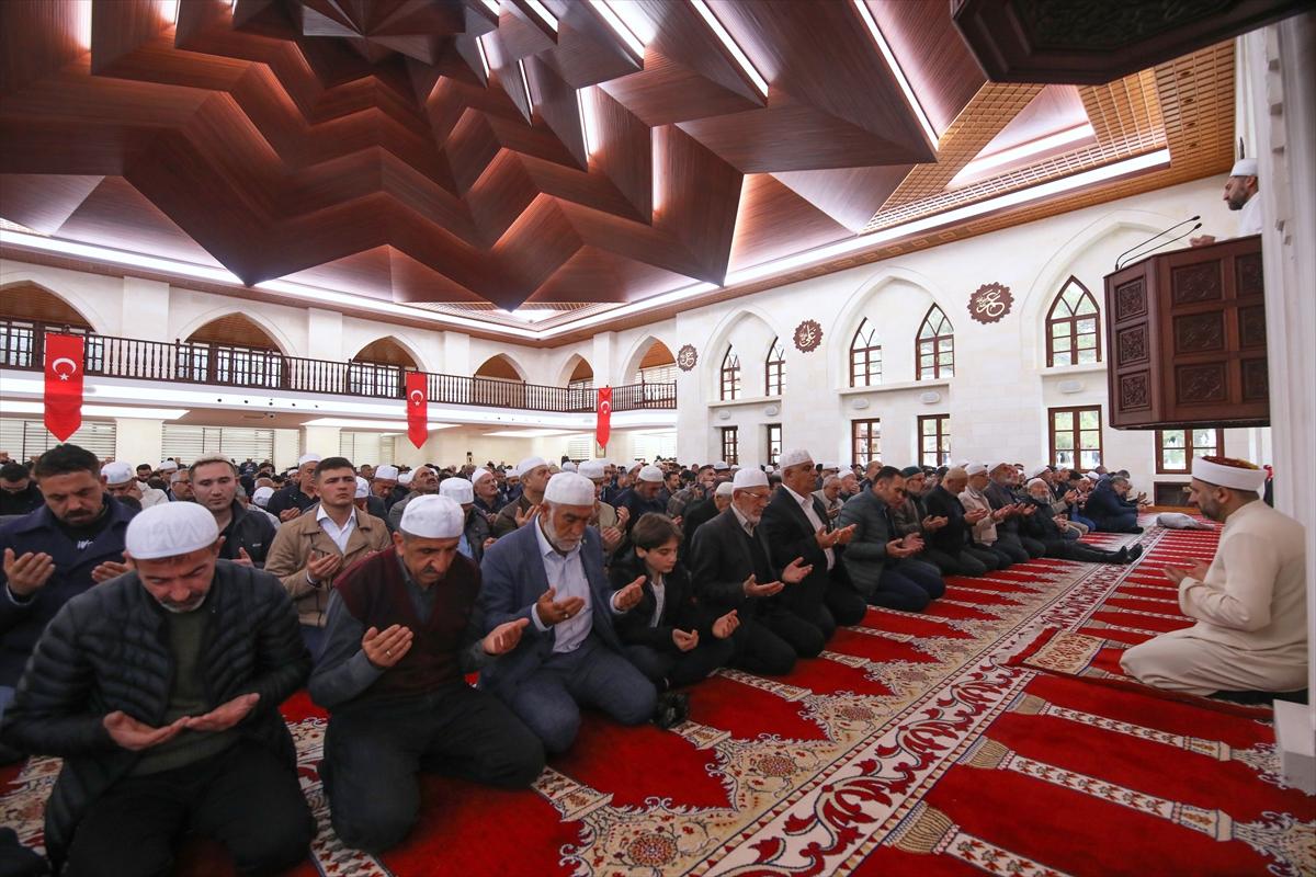 Yurtta bayram namazı kareleri