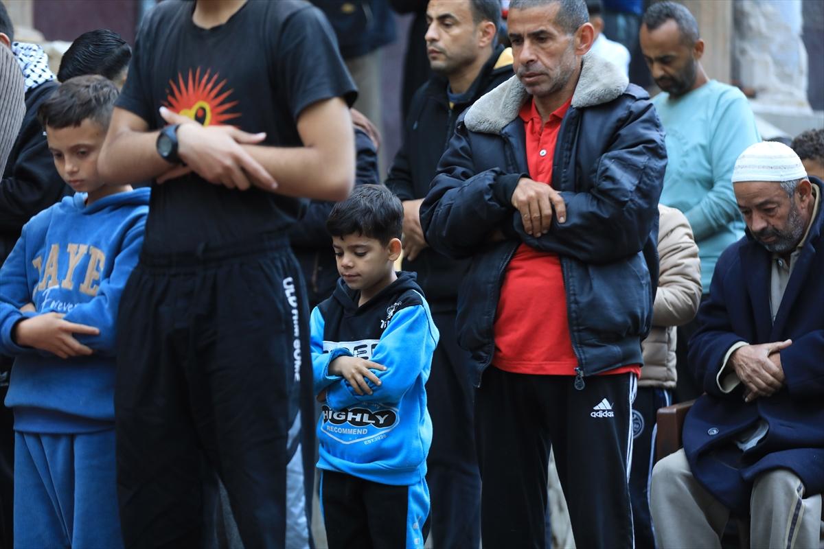 Gazze'de bayram sabahı: Yıkılmış camilerde namaz kıldılar