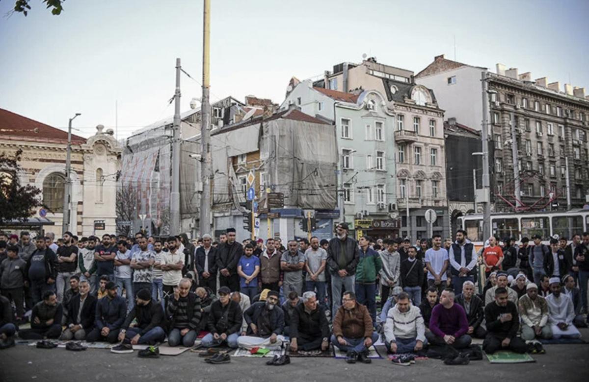 İslam alemi bayram namazı için camileri doldurdu