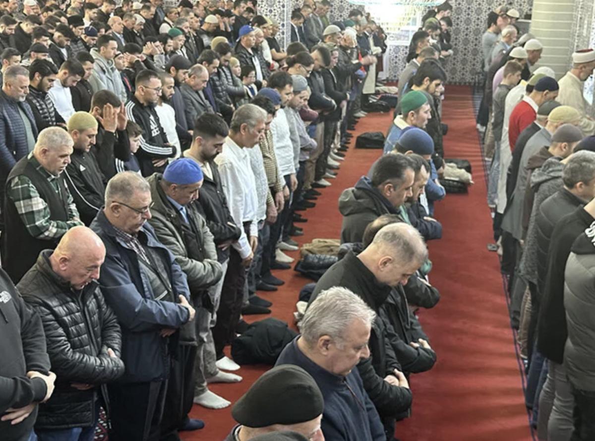 İslam alemi bayram namazı için camileri doldurdu
