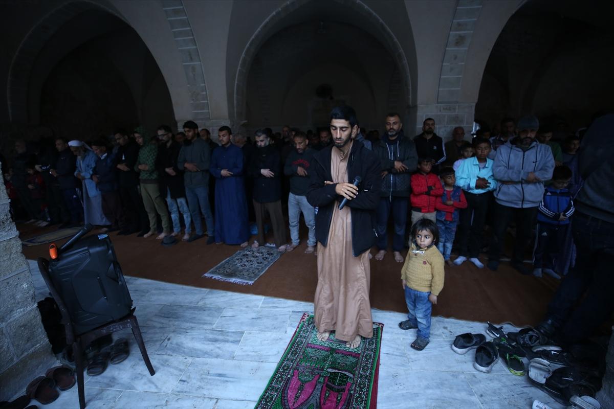 Gazze'de bayram sabahı: Yıkılmış camilerde namaz kıldılar