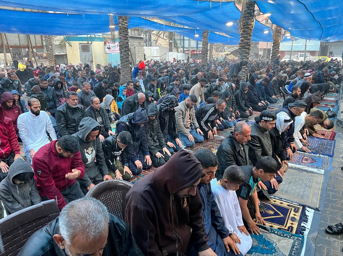 Gazze'de bayram sabahı: Yıkılmış camilerde namaz kıldılar