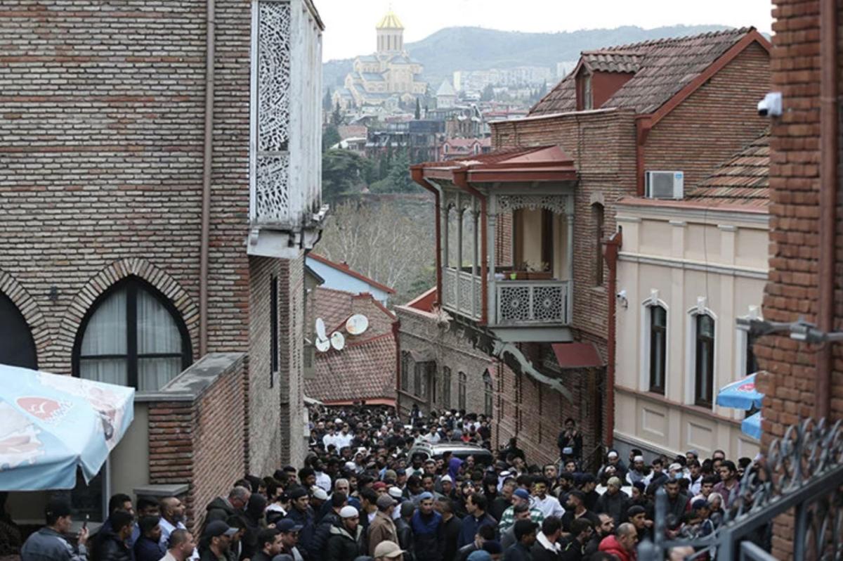İslam alemi bayram namazı için camileri doldurdu