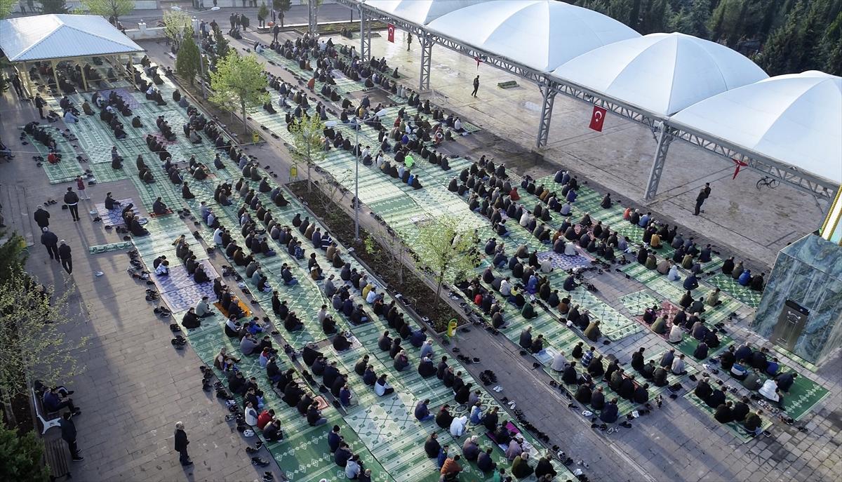 Yurtta bayram namazı kareleri