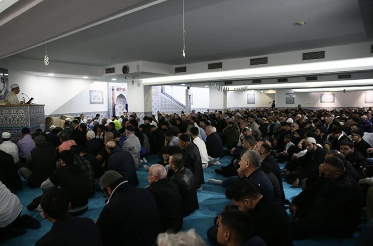 İslam alemi bayram namazı için camileri doldurdu