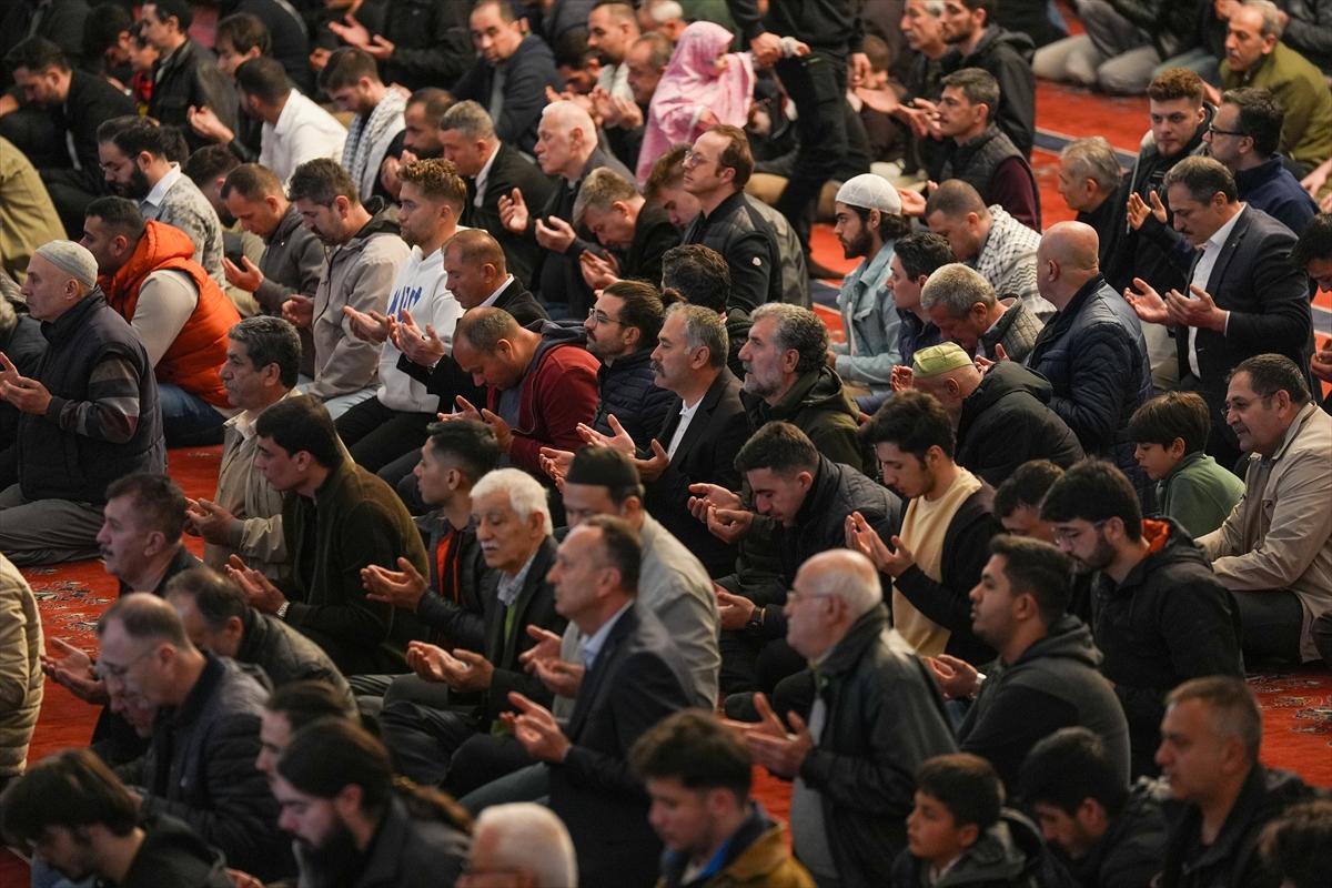 Yurtta bayram namazı kareleri