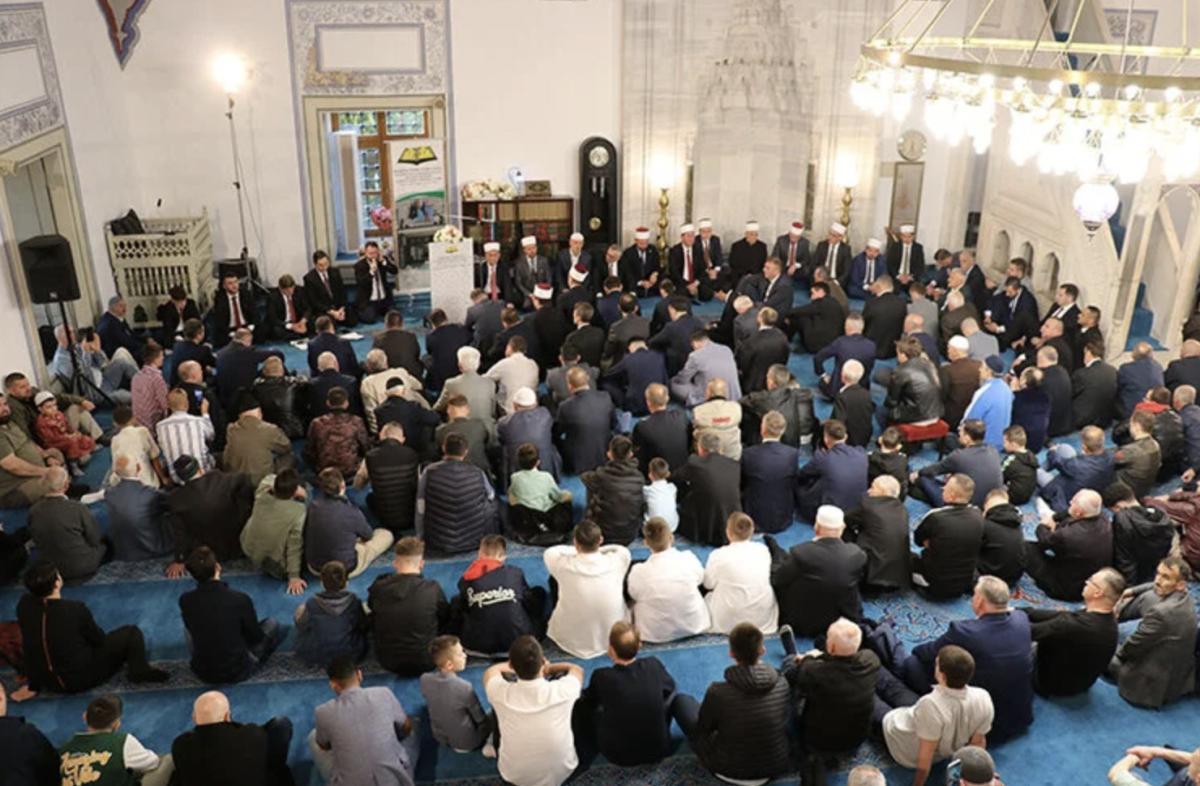 İslam alemi bayram namazı için camileri doldurdu