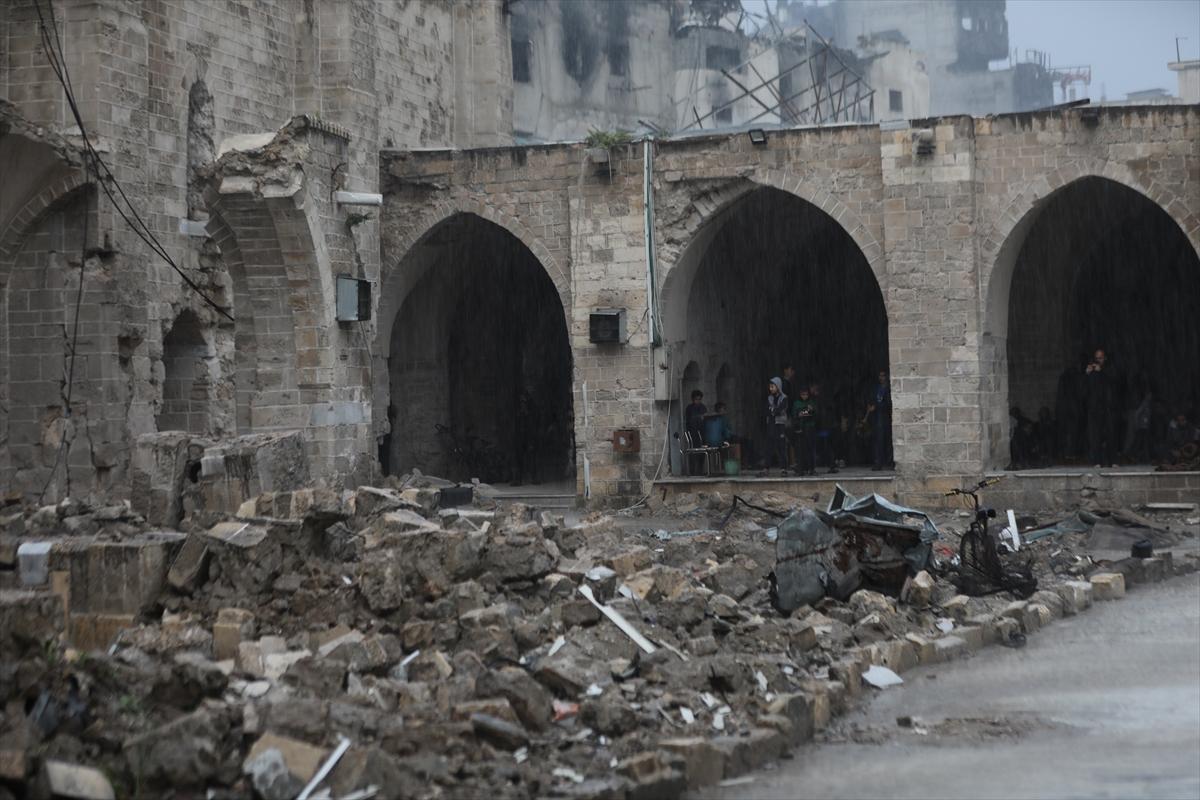 Gazze'de bayram sabahı: Yıkılmış camilerde namaz kıldılar