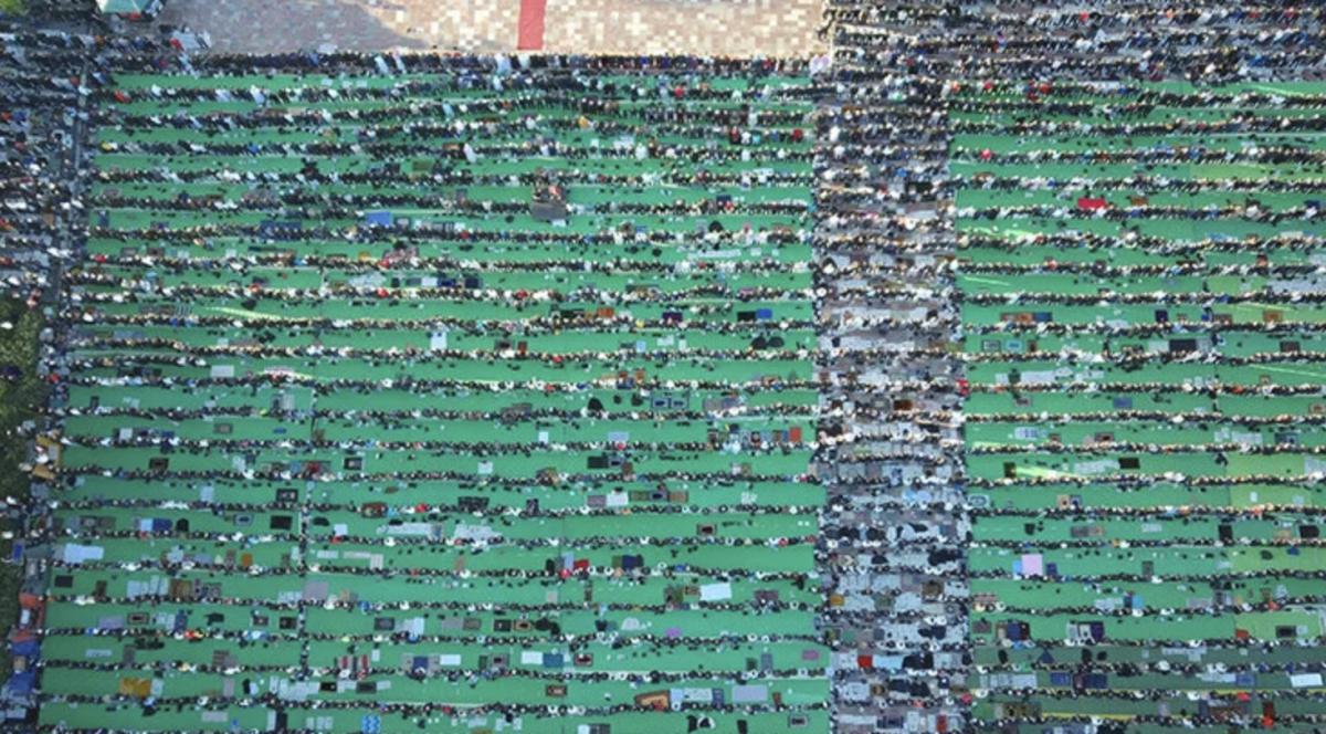 İslam alemi bayram namazı için camileri doldurdu