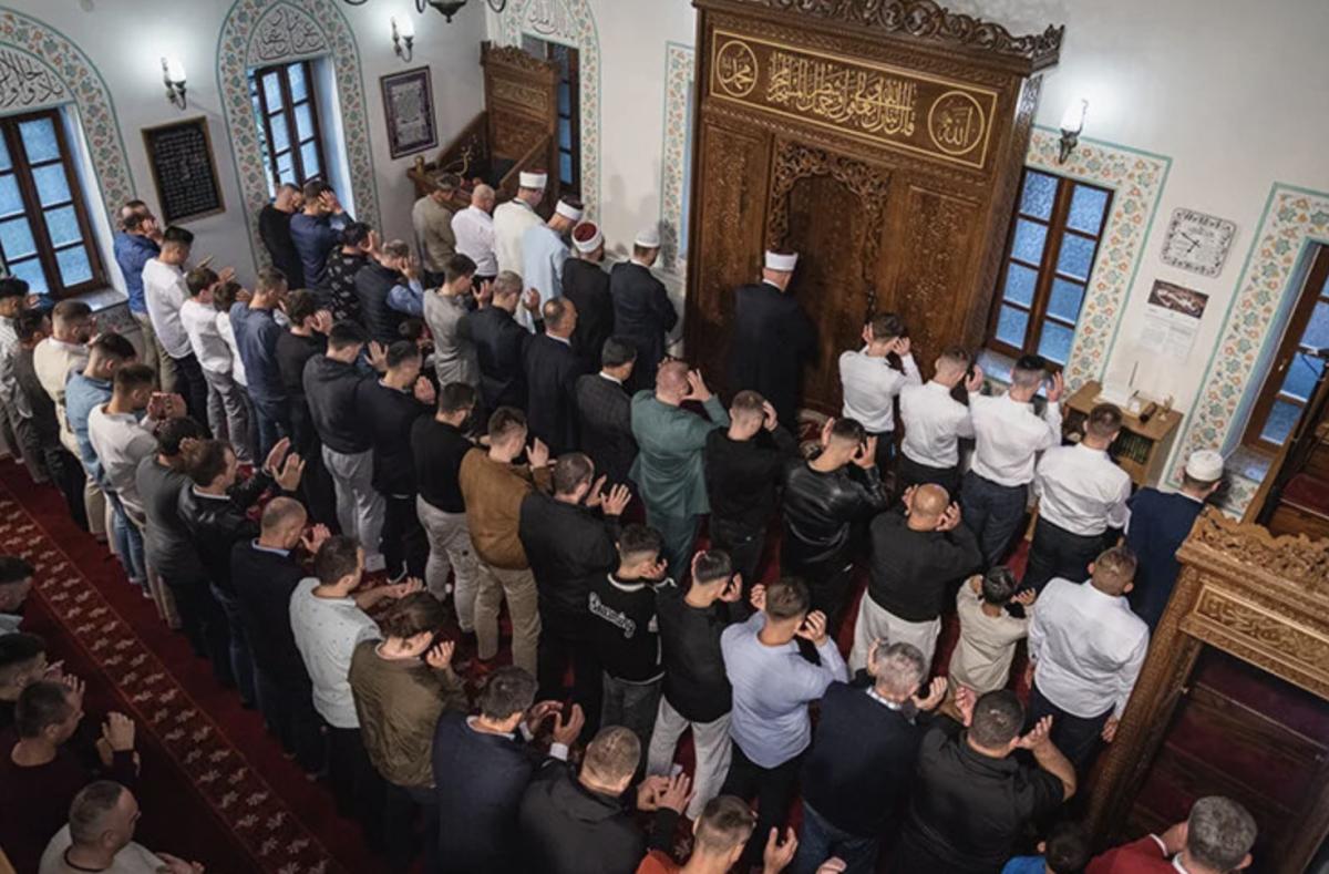 İslam alemi bayram namazı için camileri doldurdu