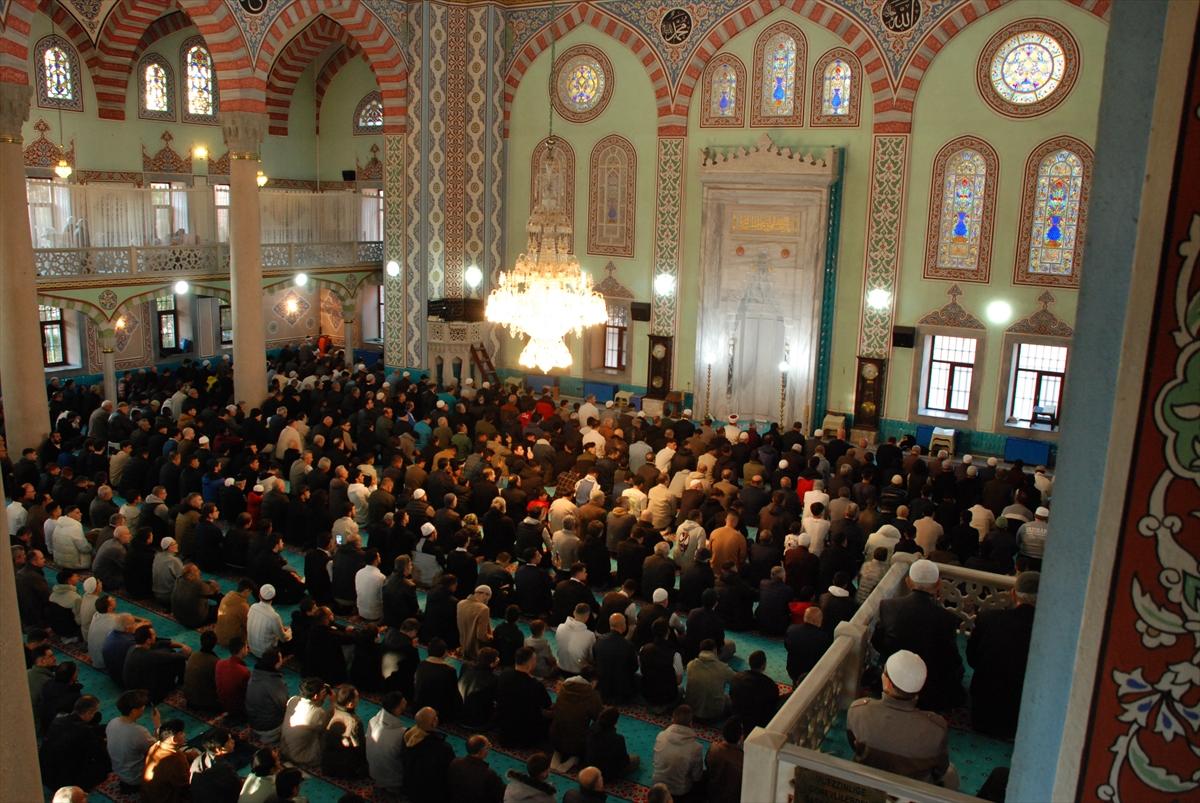 Yurtta bayram namazı kareleri