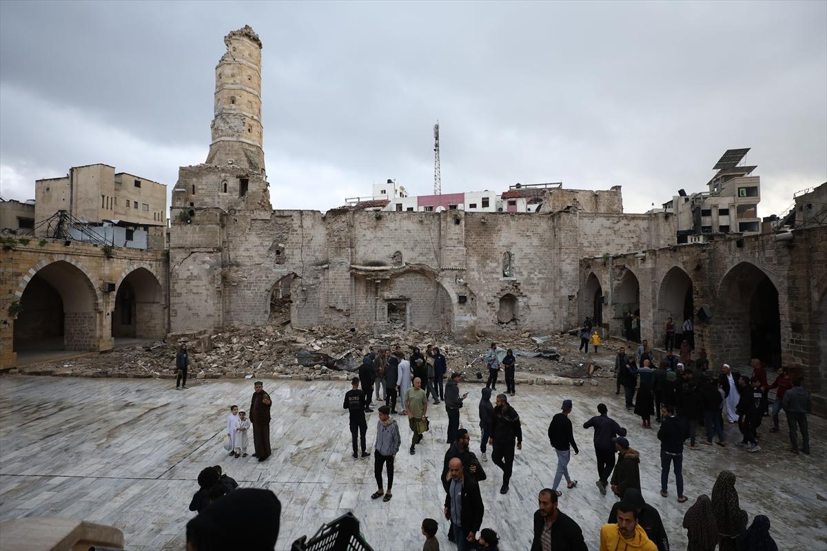 Gazze'de bayram sabahı: Yıkılmış camilerde namaz kıldılar
