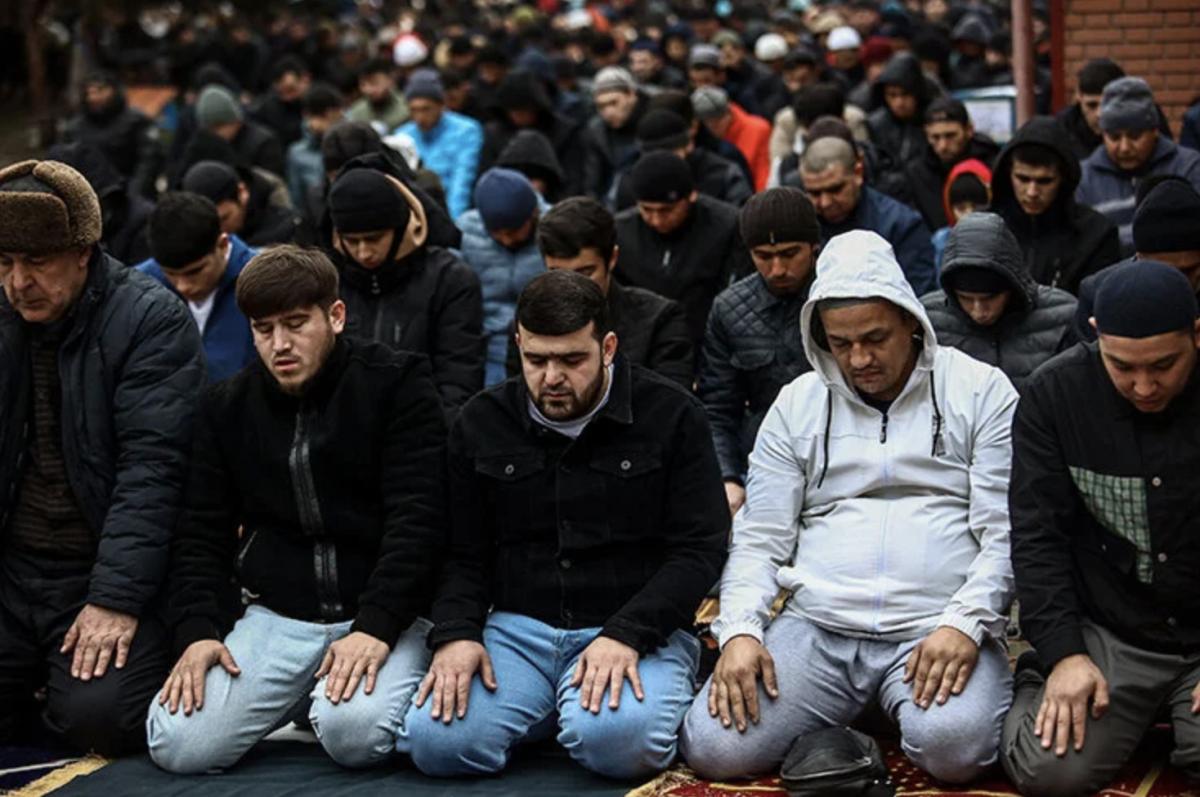 İslam alemi bayram namazı için camileri doldurdu