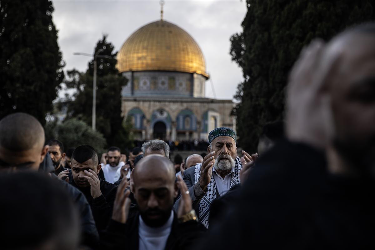 Mescid-i Aksa'da bayram namazı 60 bin Müslümanla kılındı