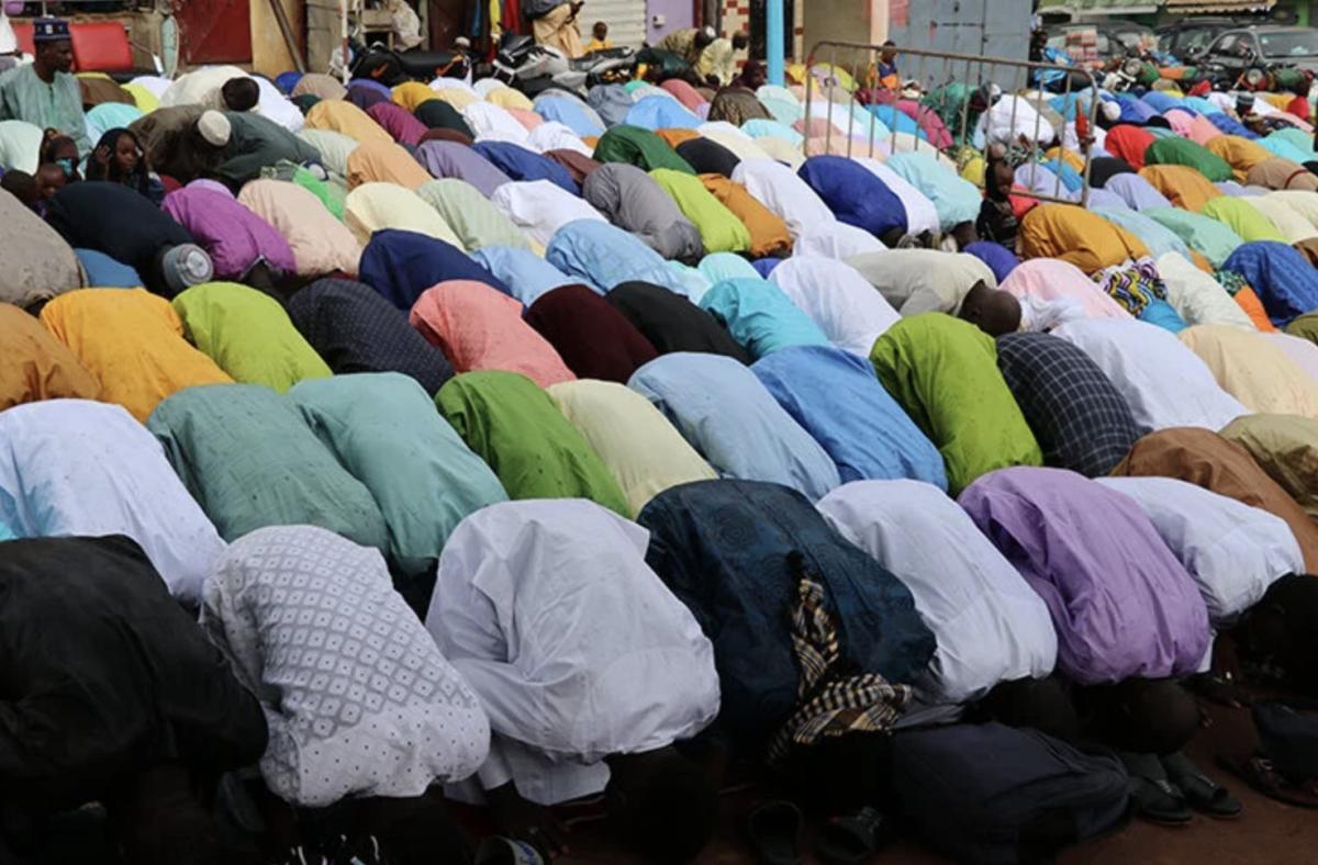 İslam alemi bayram namazı için camileri doldurdu