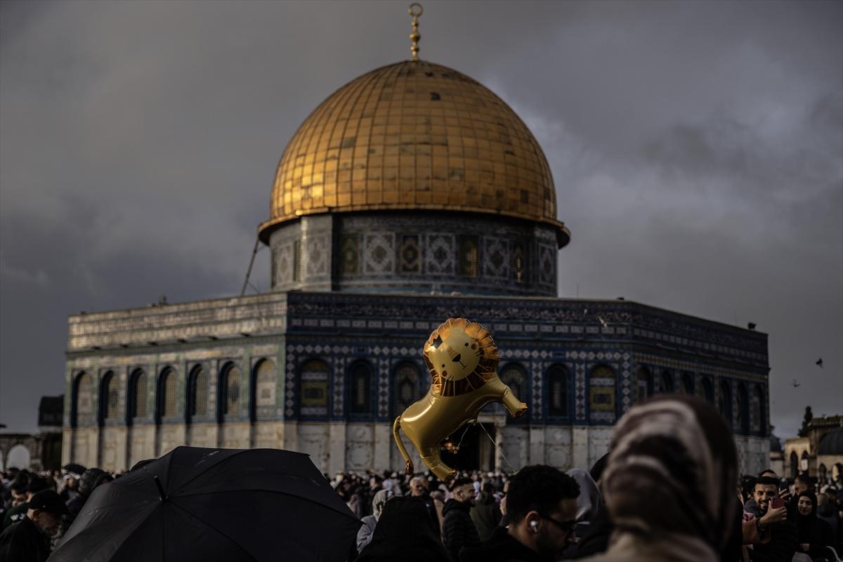 Mescid-i Aksa'da bayram namazı 60 bin Müslümanla kılındı