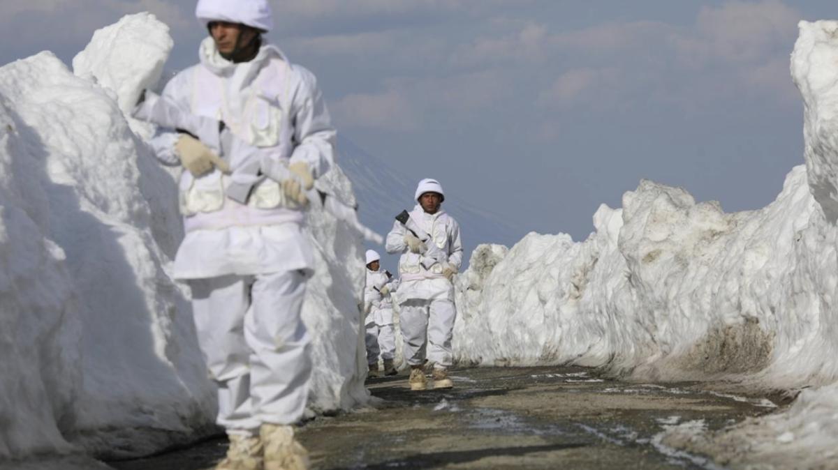 Mehmetçik, bayramı görev başında karşıladı