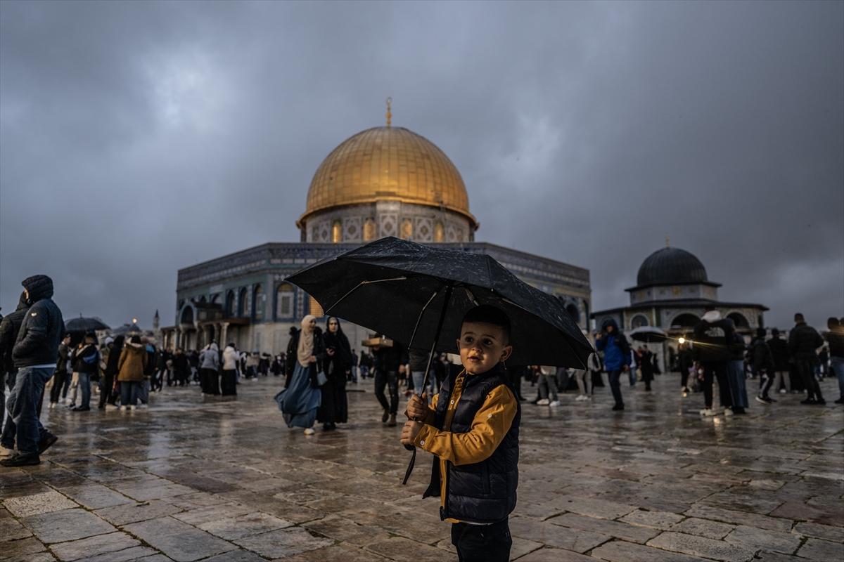 Mescid-i Aksa'da bayram namazı 60 bin Müslümanla kılındı
