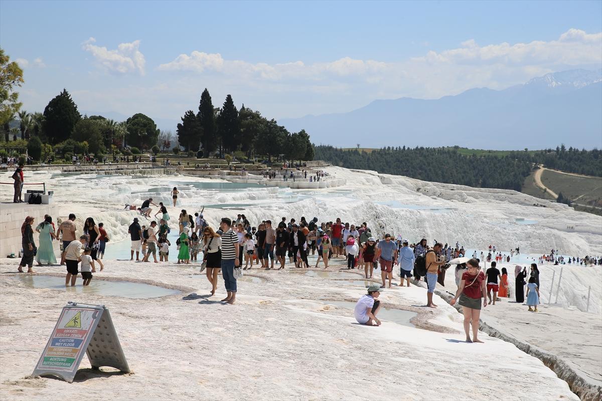 Pamukkale'ye bayram tatilinde turist akını