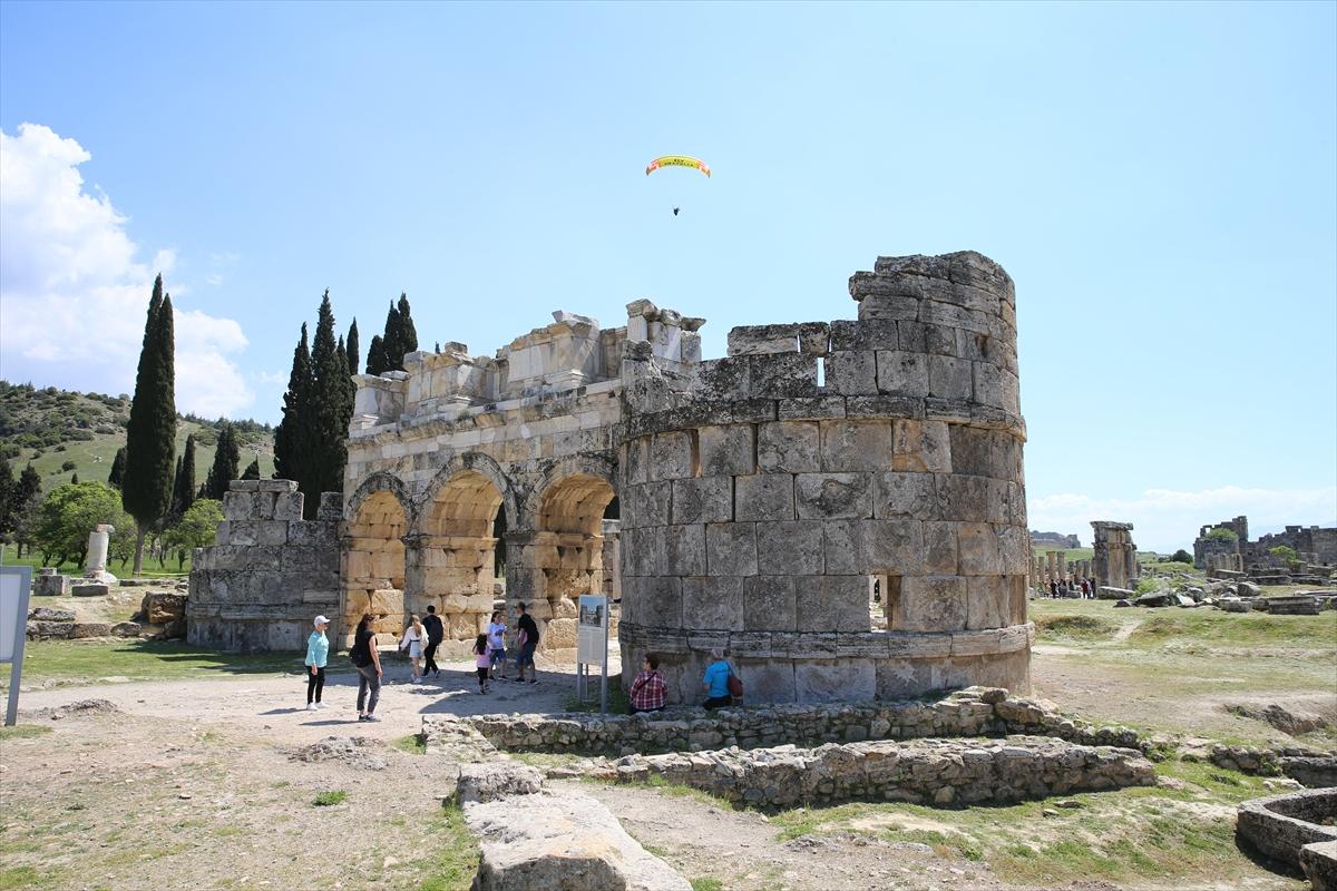 Pamukkale'ye bayram tatilinde turist akını