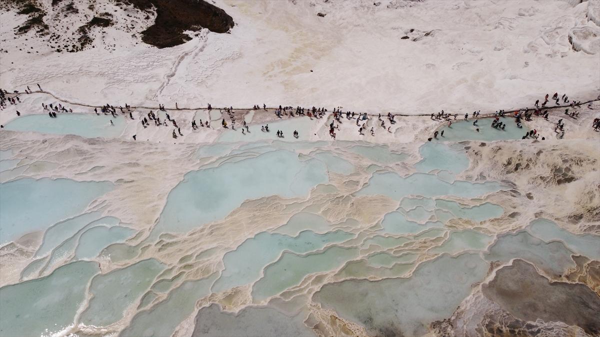 Pamukkale'ye bayram tatilinde turist akını