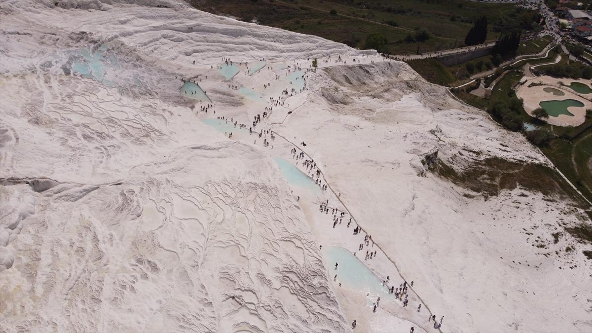 Pamukkale'ye bayram tatilinde turist akını
