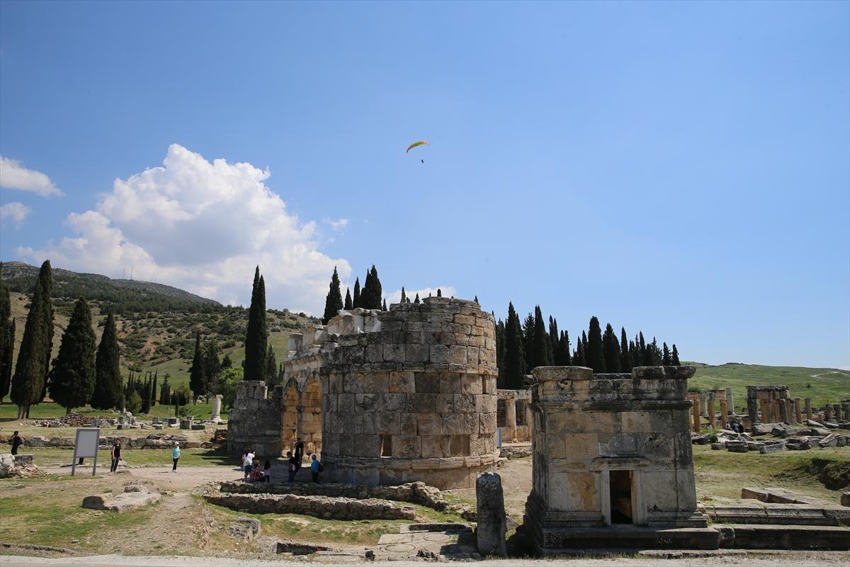 Pamukkale'ye bayram tatilinde turist akını