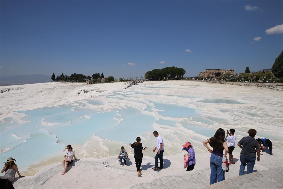 Pamukkale'ye bayram tatilinde turist akını