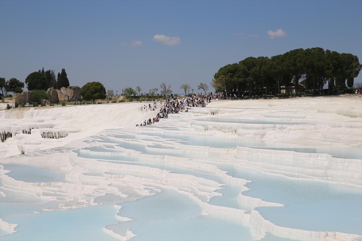 Pamukkale'ye bayram tatilinde turist akını