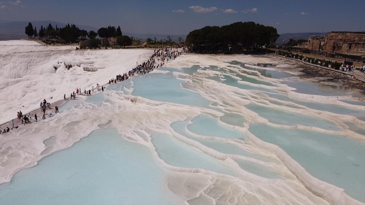 Pamukkale'ye bayram tatilinde turist akını