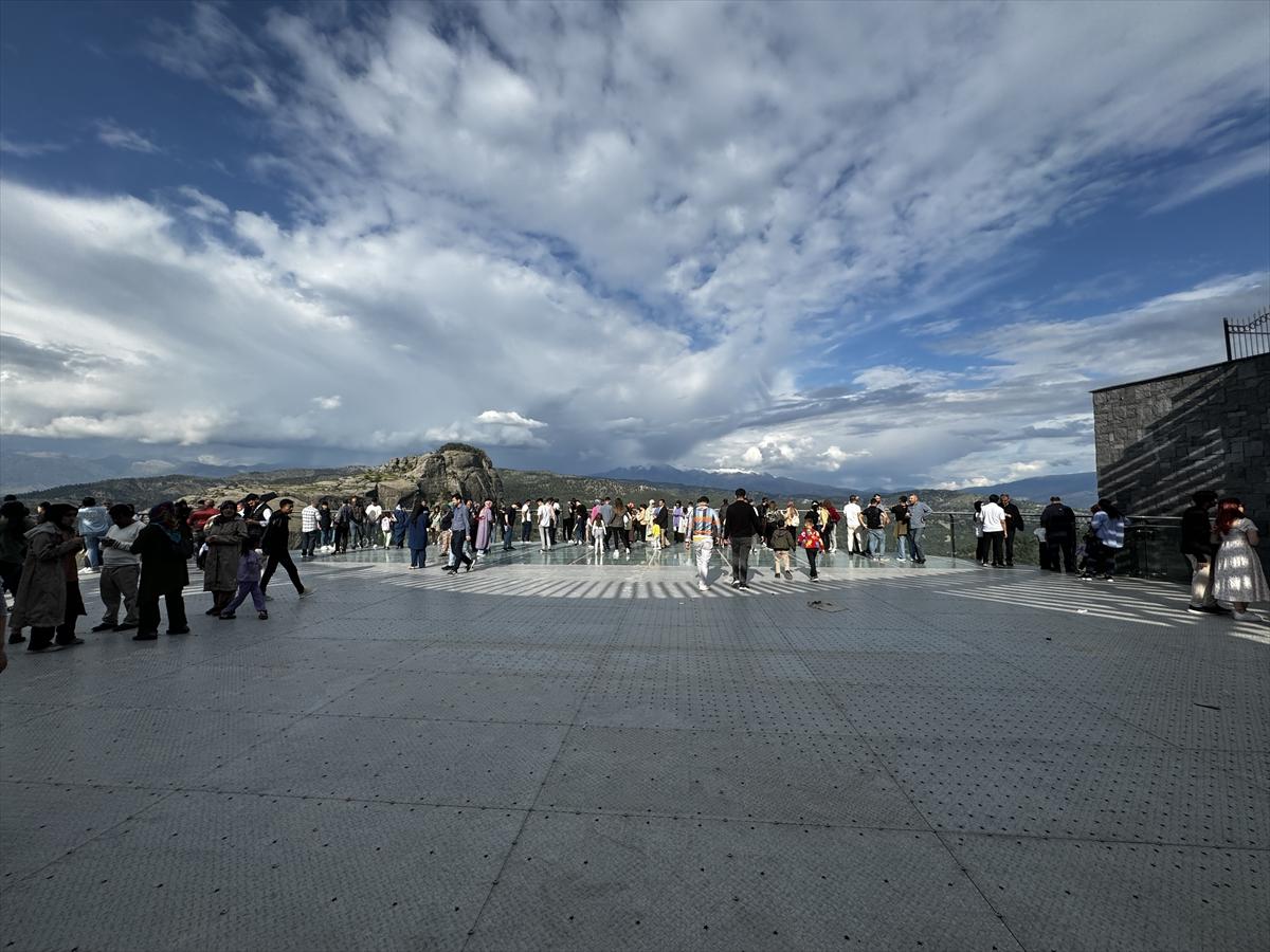 Kahramanmaraş'ta cam seyir terası, tatilcilerin ilgi odağı