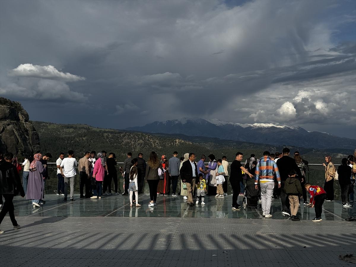 Kahramanmaraş'ta cam seyir terası, tatilcilerin ilgi odağı