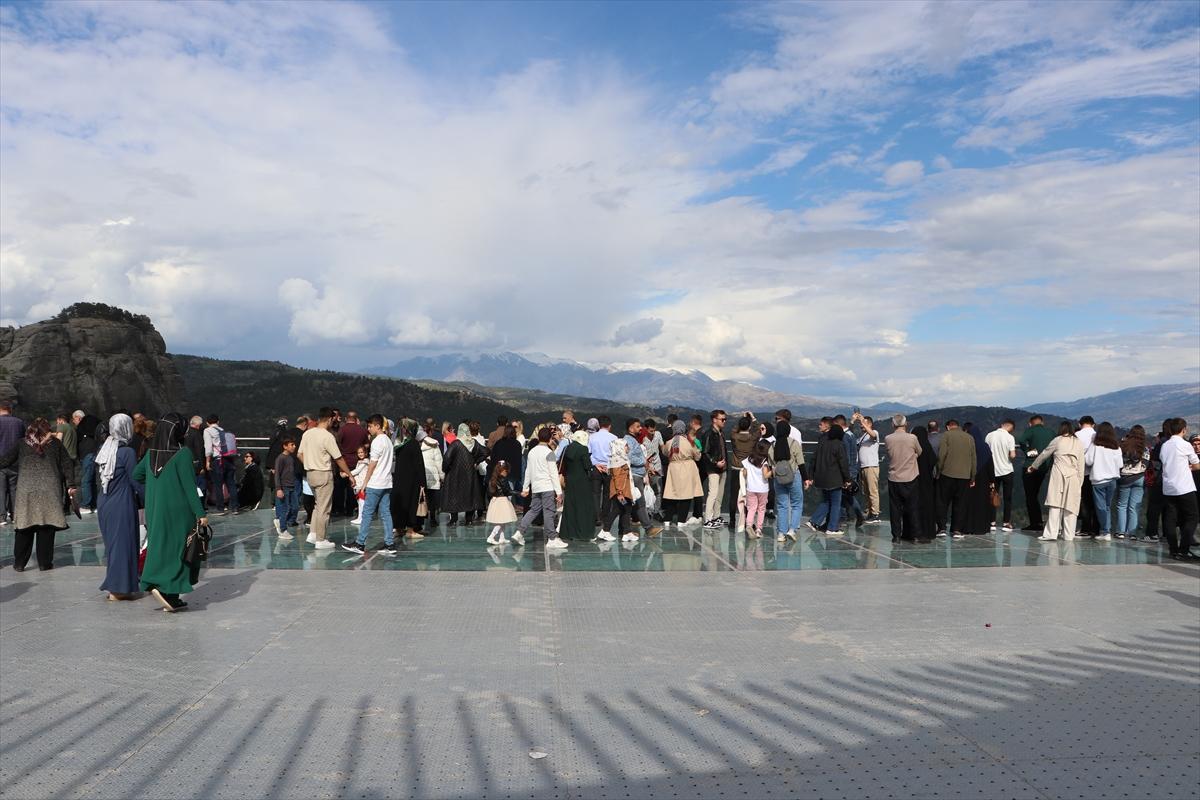 Kahramanmaraş'ta cam seyir terası, tatilcilerin ilgi odağı