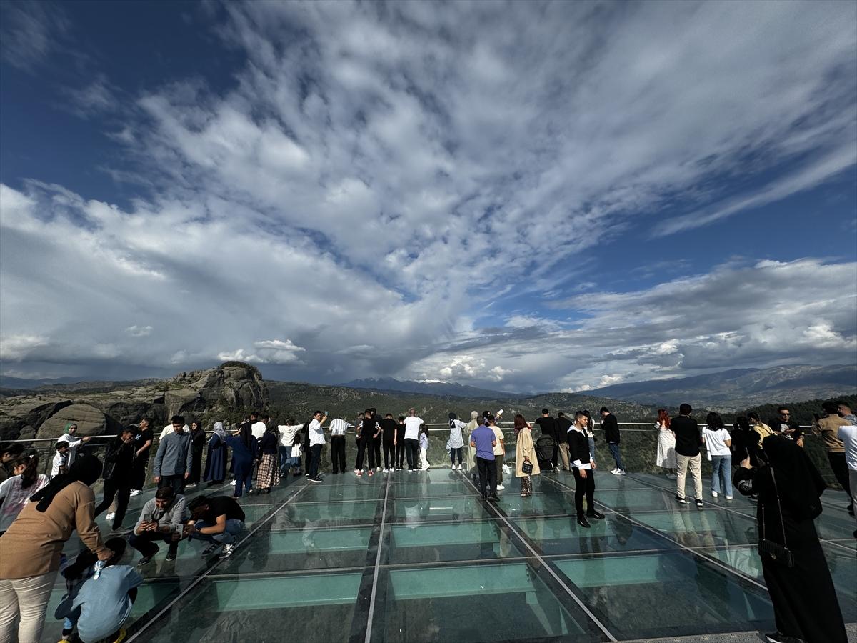 Kahramanmaraş'ta cam seyir terası, tatilcilerin ilgi odağı