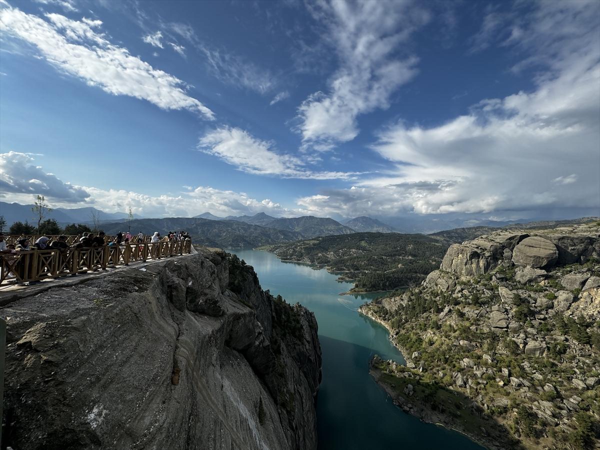 Kahramanmaraş'ta cam seyir terası, tatilcilerin ilgi odağı