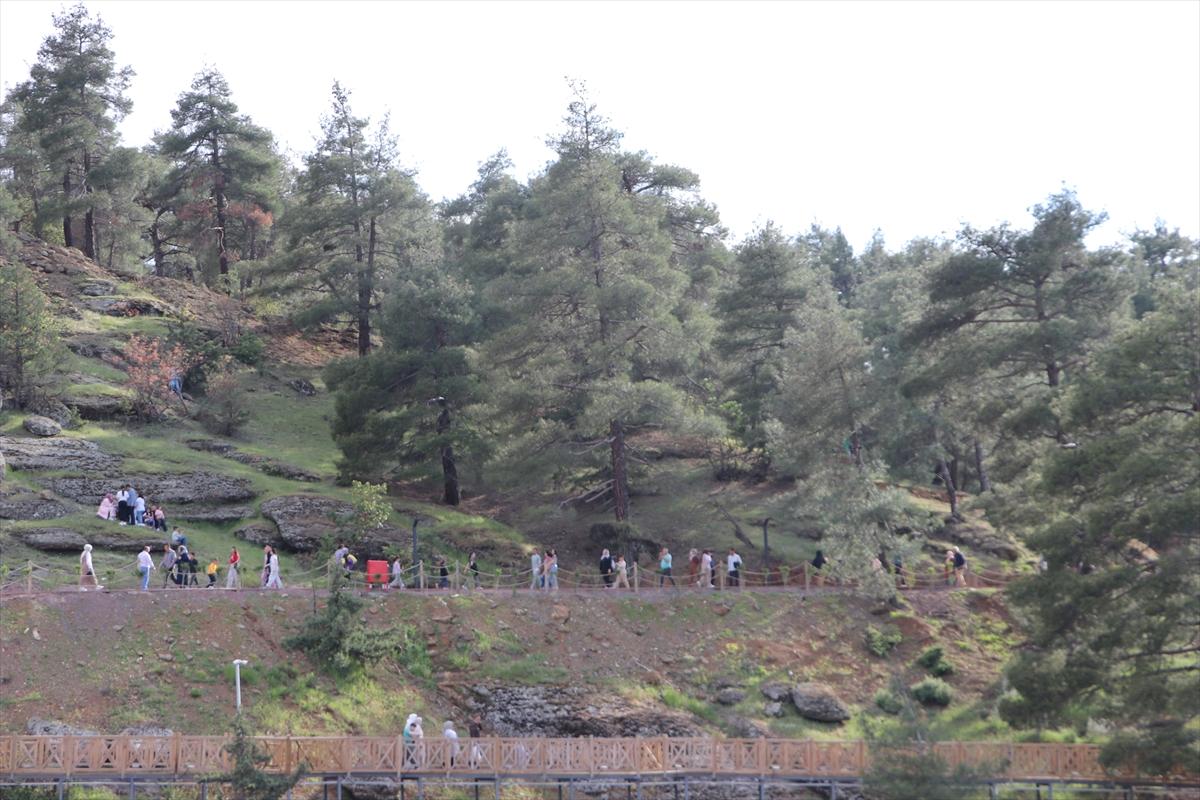 Kahramanmaraş'ta cam seyir terası, tatilcilerin ilgi odağı