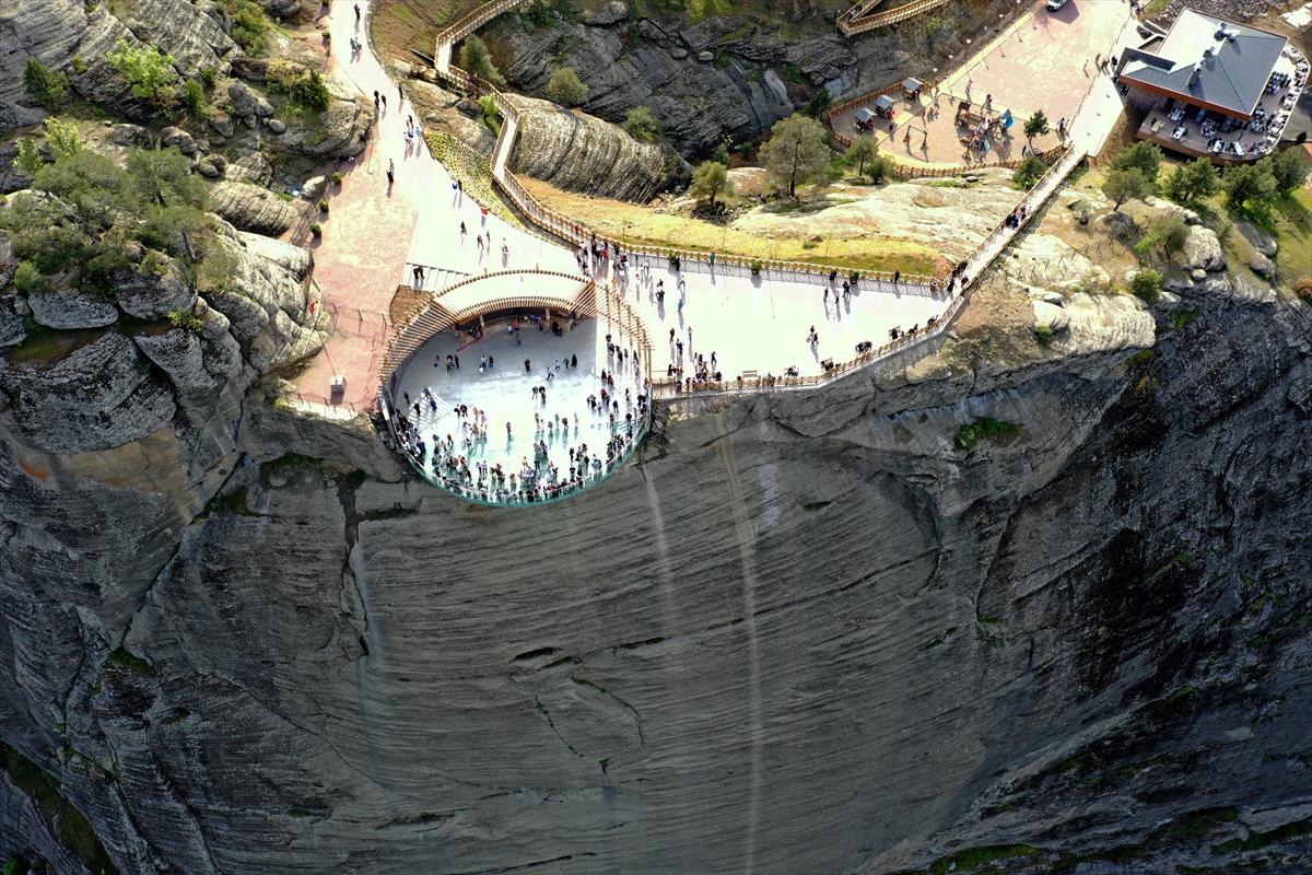 Kahramanmaraş'ta cam seyir terası, tatilcilerin ilgi odağı