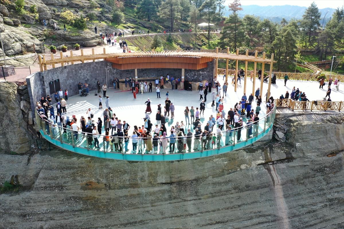 Kahramanmaraş'ta cam seyir terası, tatilcilerin ilgi odağı