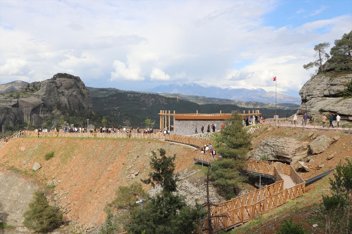 Kahramanmaraş'ta cam seyir terası, tatilcilerin ilgi odağı