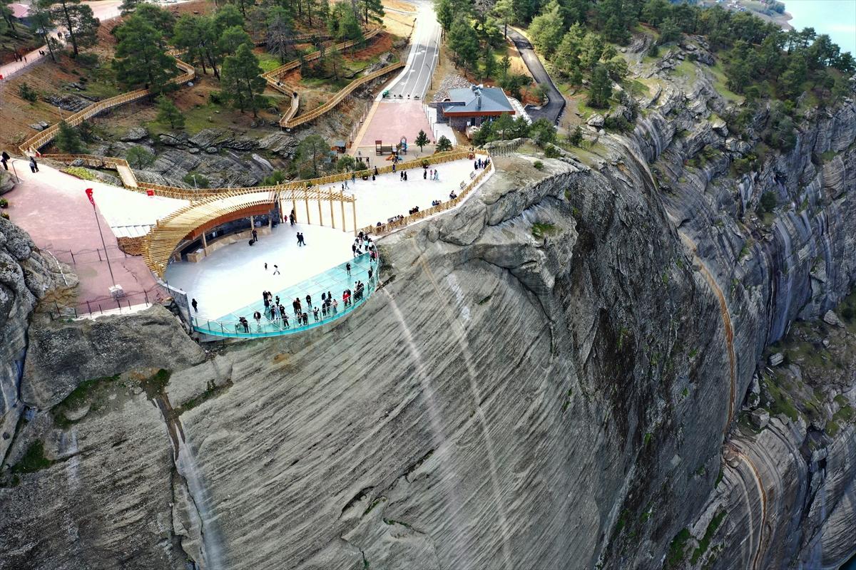 Kahramanmaraş'ta cam seyir terası, tatilcilerin ilgi odağı