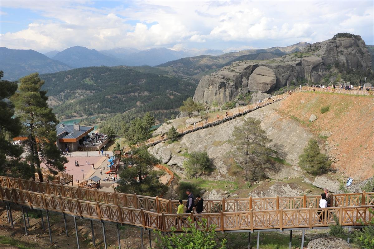 Kahramanmaraş'ta cam seyir terası, tatilcilerin ilgi odağı